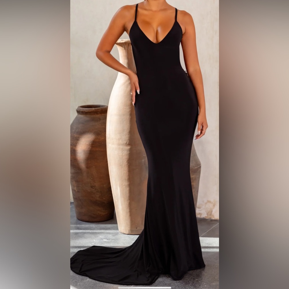 NWT. Shooting Star
BLACK BACKLESS KNOT DETAIL FISHTAIL MAXI DRESS